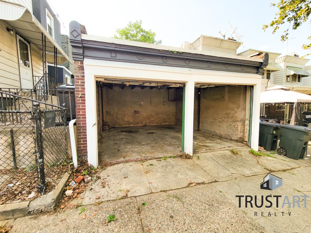 1381 Dyre Street - Garage